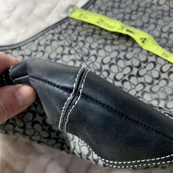 COACH SLIM SIGNATURE CROSSBODY No. E3K-6386 BLACK & GRAY LEATHER DETAILING EUC - Picture 10 of 14